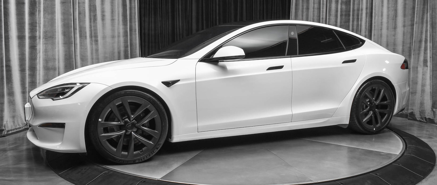 Felejthetetlen utasélmény egy Tesla Model S Plaidban