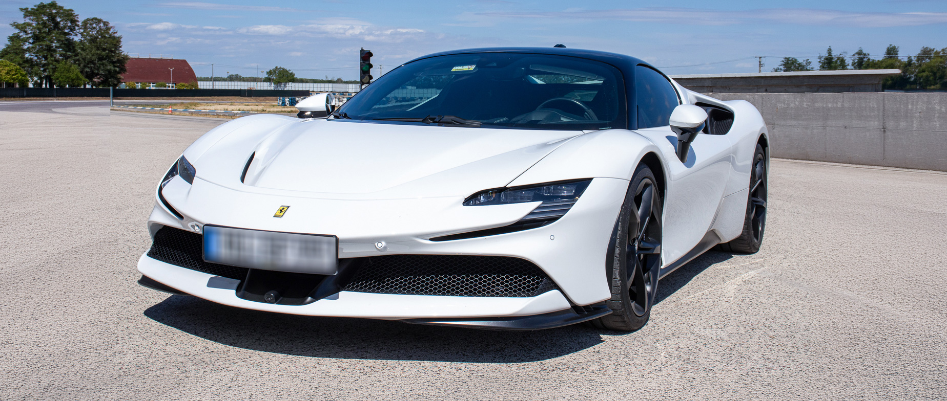 Ferrari SF90 Stradale élményvezetés a KakucsRingen