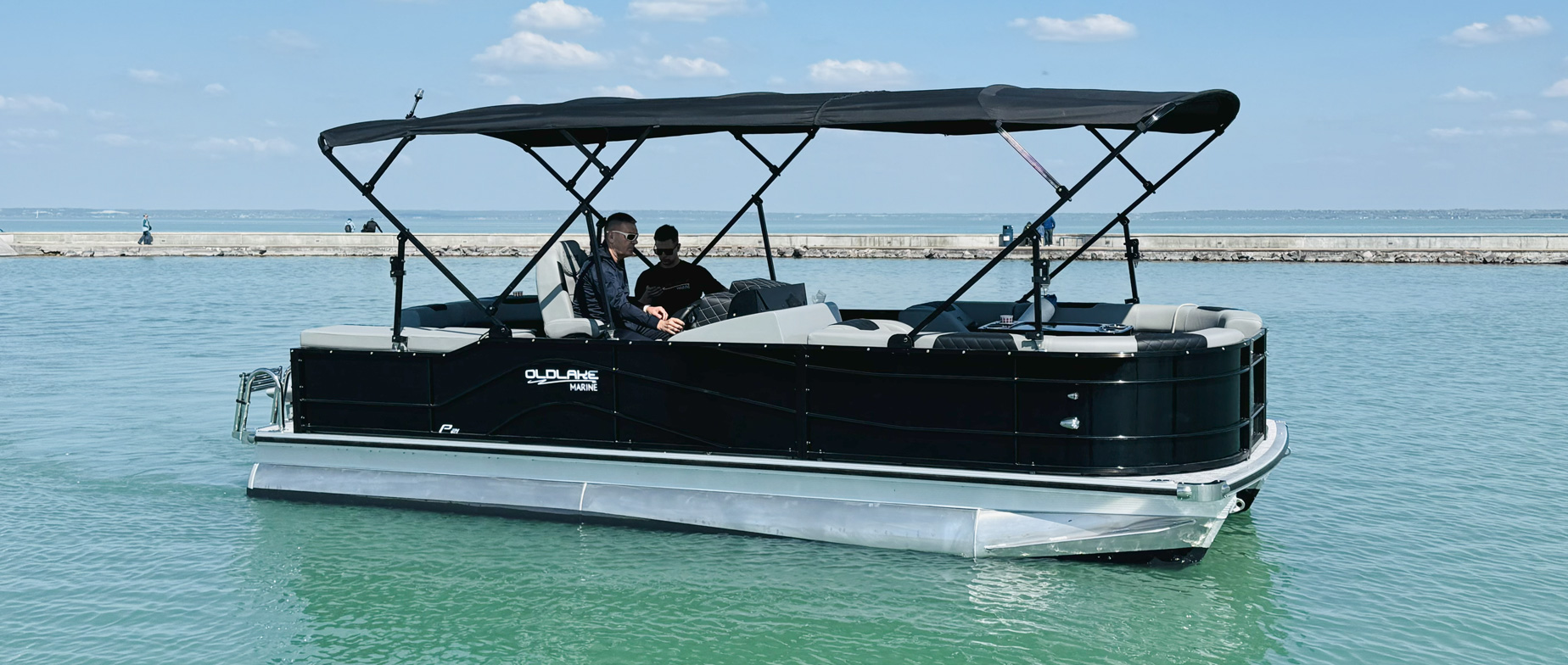 Páros strandolás a Balatonon, egy elegáns pontoon katamaránon