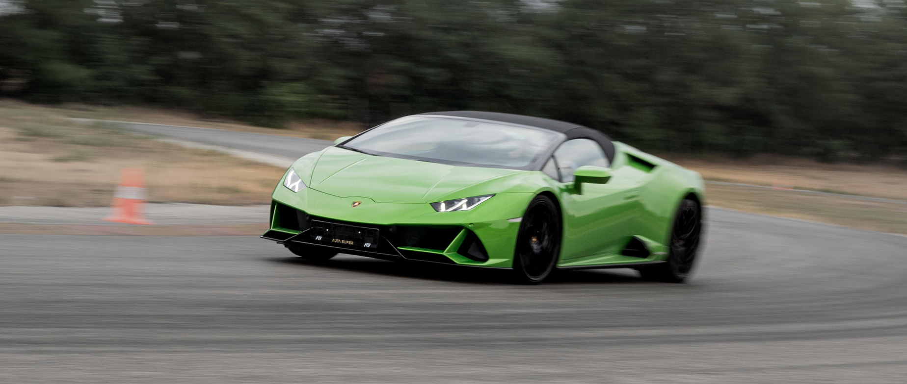 Lamborghini Huracán  Evo Spyder élményvezetés Ausztriában a Driving Camp Pachfurtban