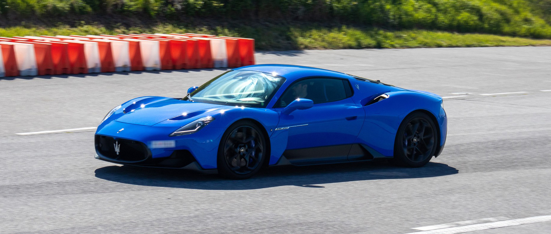 Maserati MC20 élményvezetés versenypályán