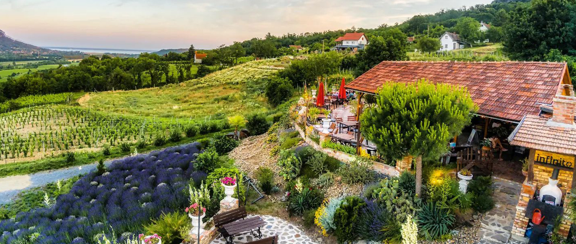 Taberna Infinito, balatoni panoráma étterem a Szent-György hegy teraszán