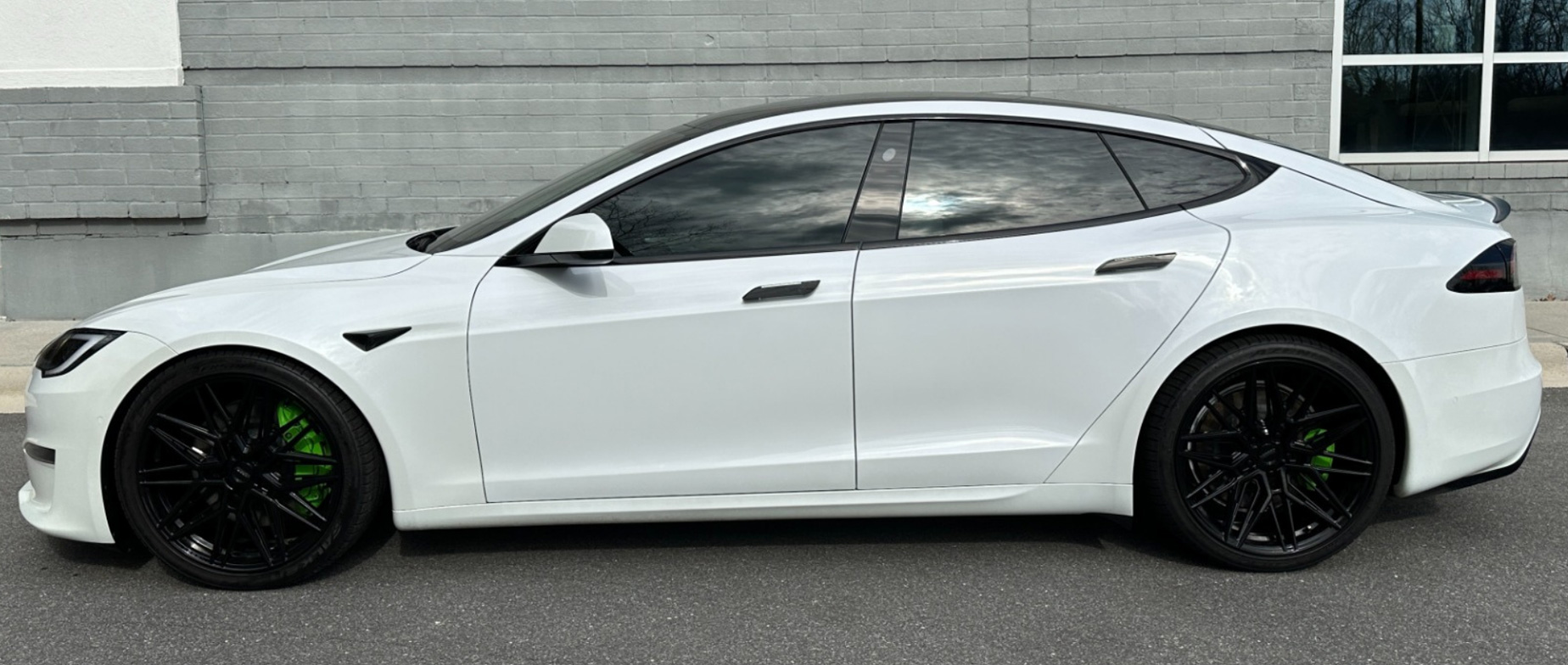 Tesla Model S Plaid közúti élményvezetés  ajándékutalvány