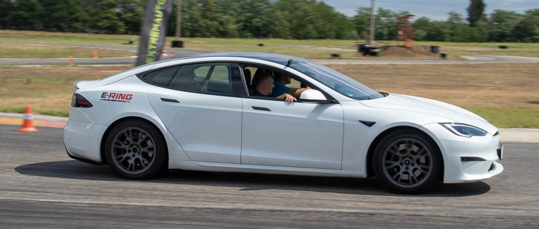 Brutál gyorsulás  versenypályán , Tesla Model S Plaid  2,1 mp alatt 100-on
